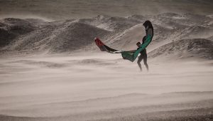 197 Fotograf  Leif Alveen  -  Kitesurfer pelted by sand  